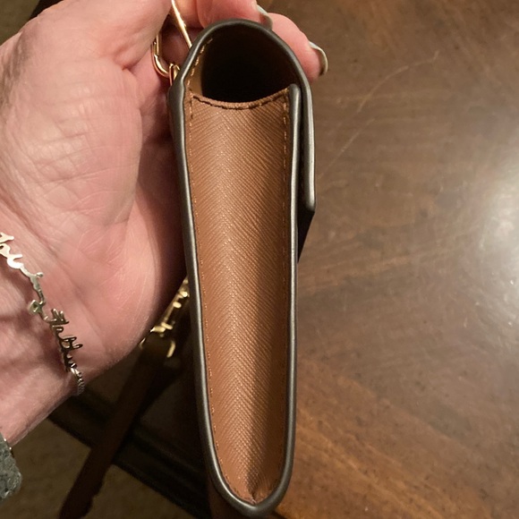 Michael Kors NWOT Tan Compact Envelope Style Convertible Crossbody / Clutch. - Picture 8 of 11